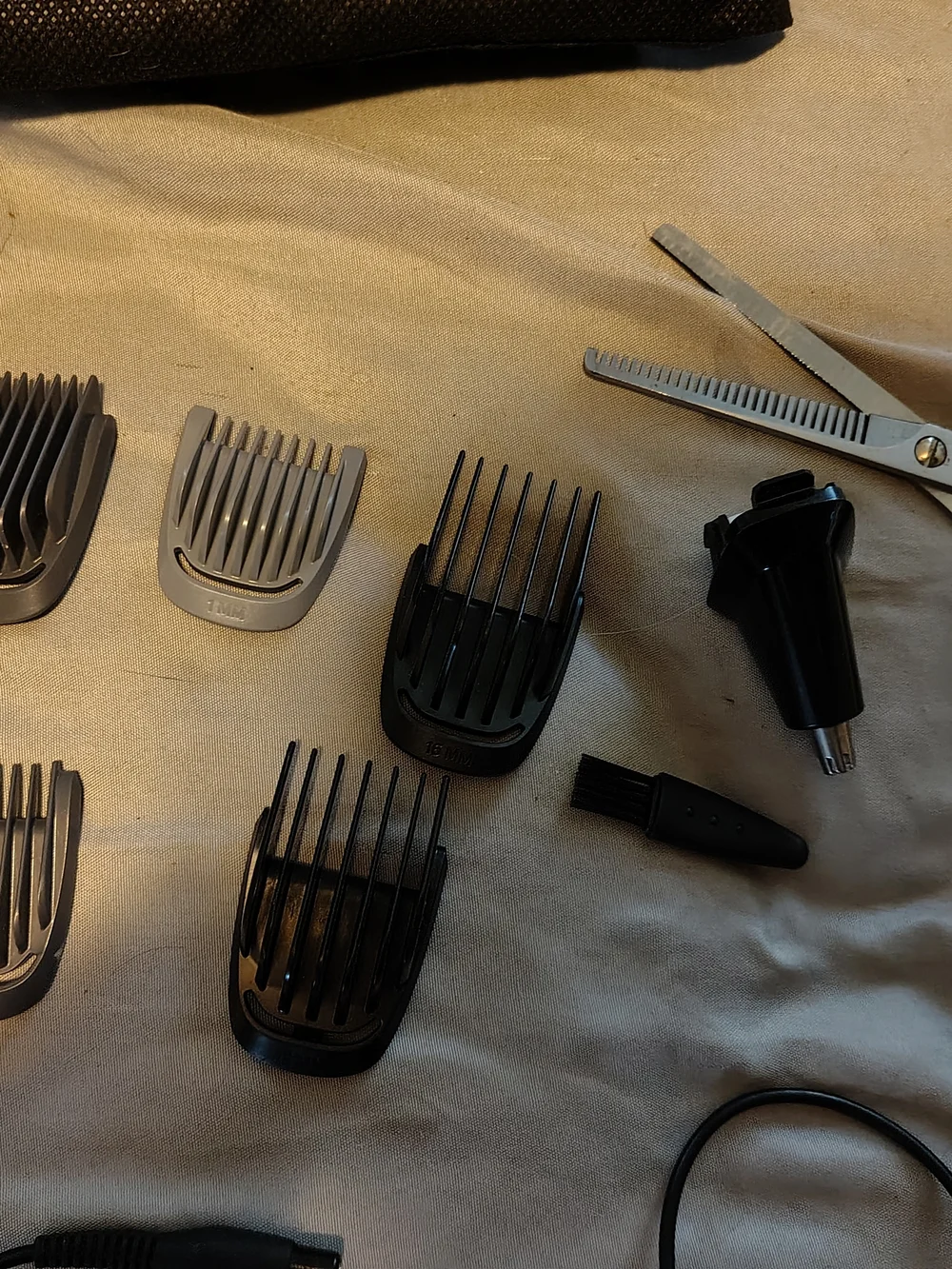 Philips Hair Clipper Kit with Attachment Combs And Charger For Sale!
